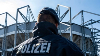 Die Polizei musste vor dem Spiel zwischen Borussia Mönchengladbach und Eintracht Frankfurt Fans bei einer Schlägerei trennen. (Symbolbild)  (Foto: David Inderlied/dpa)