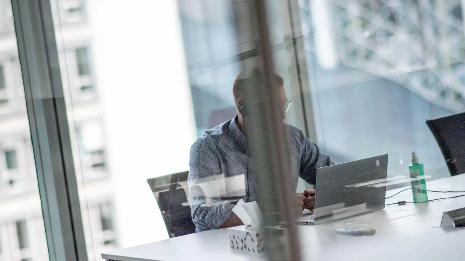 Großzügig verglast: Nicht alle Beschäftigten haben regelmäßig Tageslicht an ihrem Arbeitsplatz. (Foto: Zacharie Scheurer/dpa-tmn/dpa)