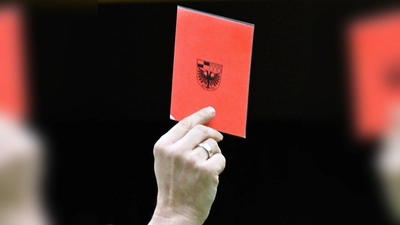 Für Biomüll-Sünder gibt es vom Landkreis Ansbach die rote Karte (die in der Realität anders gestaltet ist). (Symbolfoto: Jim Albright)