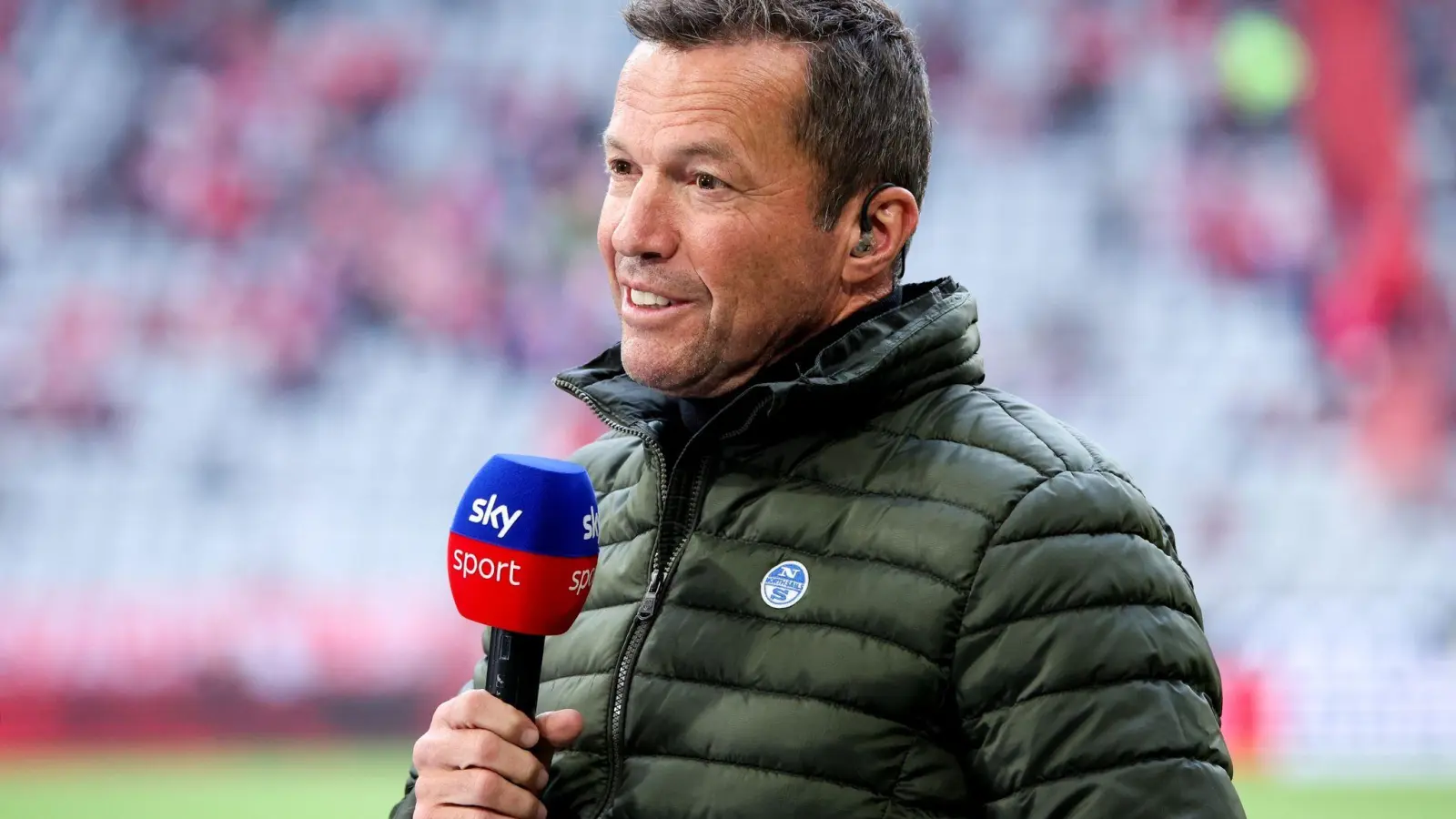 Der TV Experte und ehemalige Fußballprofi Lothar Matthäus steht vor dem Spiel im Stadion. (Foto: Matthias Balk/dpa)