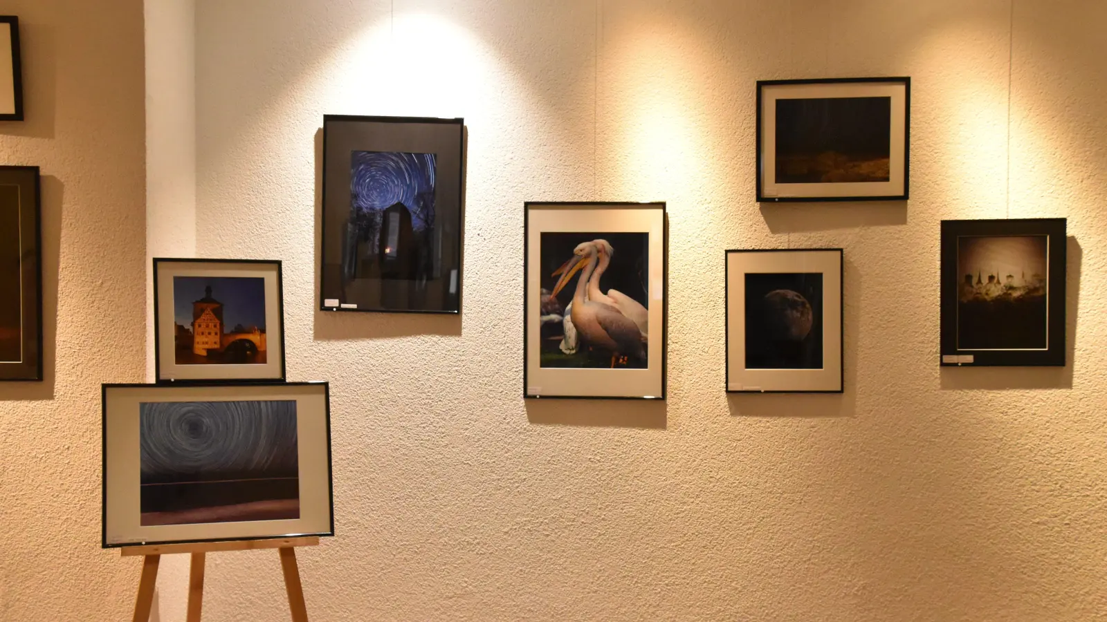 Fotografien, vornehmlich Nachtaufnahmen, von Roland Beck präsentiert derzeit die Scheinfelder Rathausausstellung. (Foto: Andreas Reum)