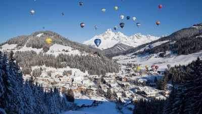 Im Januar und Februar 2022 trifft sich die Ballonszene im österreichischen Bergdorf Filzmoos. (Foto: Coen Weesjes/Filzmoos Tourismus/dpa-tmn)