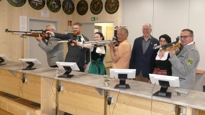 Das Gauschießen 2026 ist eröffnet. Der symbolische Startschuss durfte nicht fehlen. Unser Bild zeigt von links: Hermann Bischoff, Thomas Schirmer, Enya Full, Bernhard Schurz, Harald Endreß, Kerstin Weigand und Stefan Schmidt (Foto: Helmut Meixner)