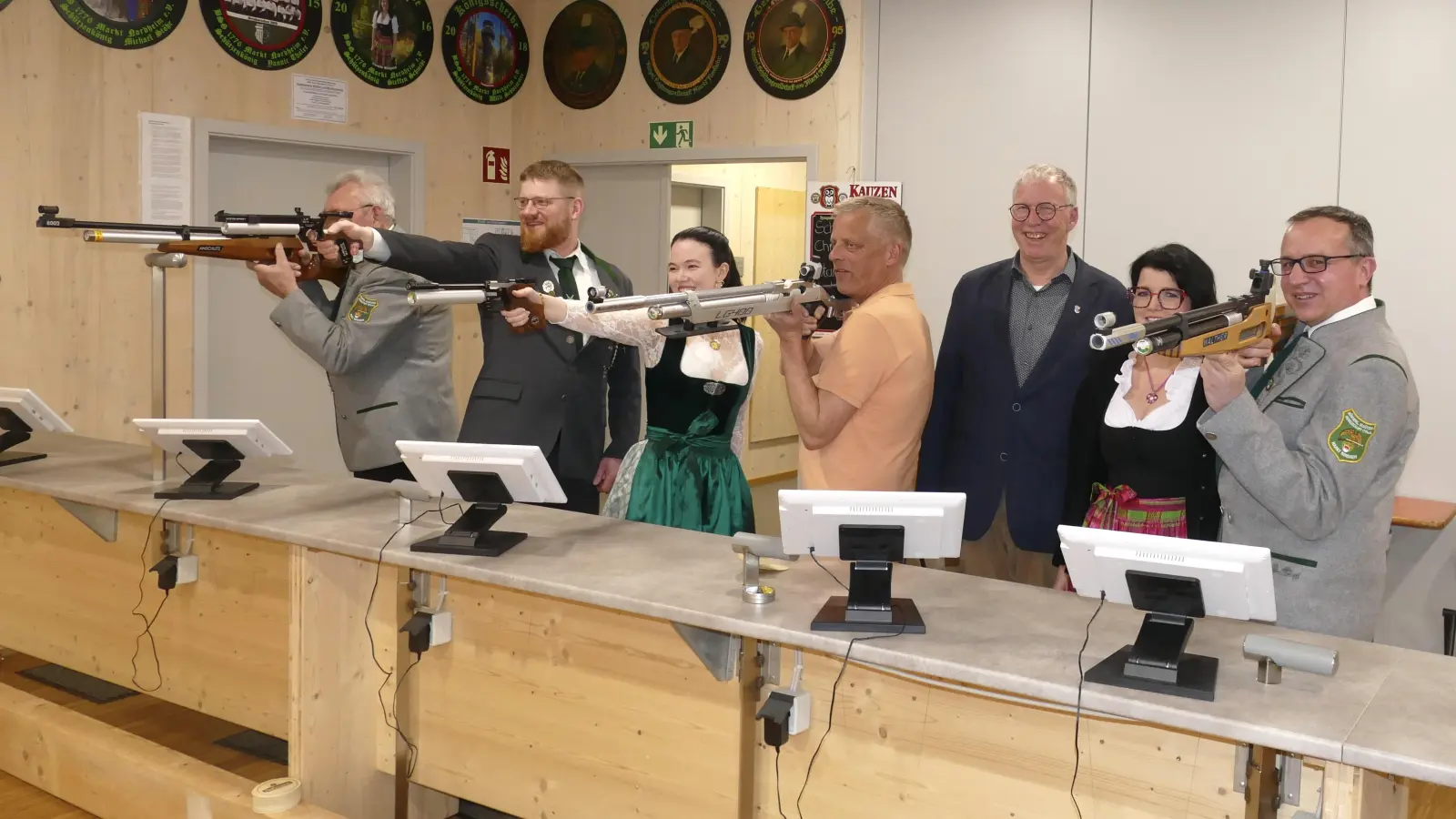 Das Gauschießen 2026 ist eröffnet. Der symbolische Startschuss durfte nicht fehlen. Unser Bild zeigt von links: Hermann Bischoff, Thomas Schirmer, Enya Full, Bernhard Schurz, Harald Endreß, Kerstin Weigand und Stefan Schmidt (Foto: Helmut Meixner)