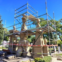 Ein wahrer Hingucker ist das denkmalgeschützte Grabmal der auf dem Langenfelder Friedhof. Noch in diesem Jahr soll das Gerüst abgebaut werden. (Foto: Anita Dlugoß)