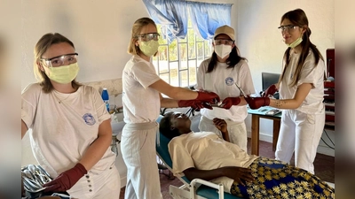 Gemeinsam legte das Team Hand an (von links): Lisa Raab, Katharina Hofmann, Janine Herderich und Alisa Paul mit Patientin. (Foto: Dr. Stefan Eckardt)