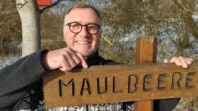 Ernst Grefig sieht viel Potenzial in der Maulbeere. Der klimaresistente Baum trägt süße Früchte zum Naschen und trotzt heißen Sommern.  (Foto: Katrin Merklein)