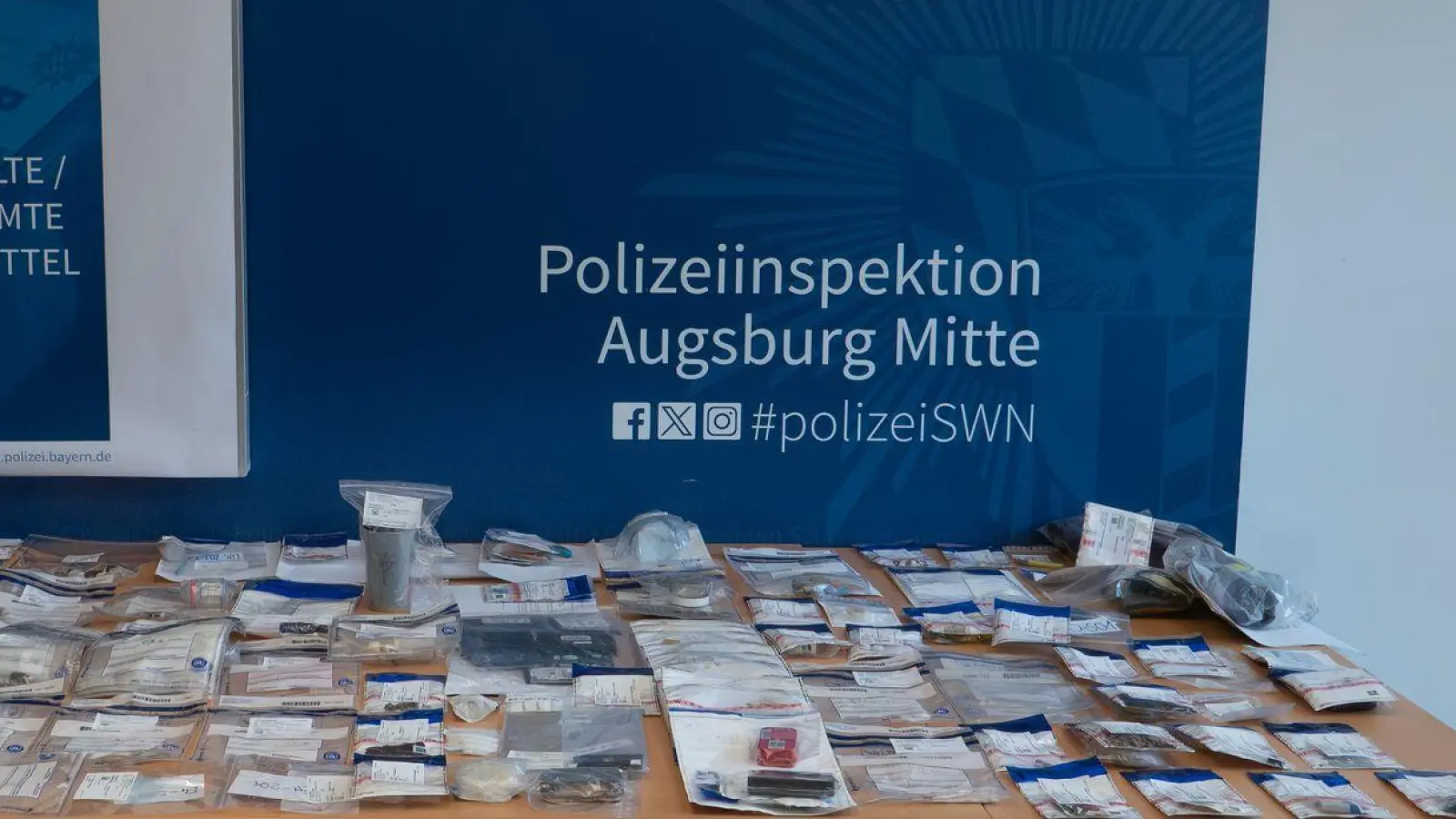 Ein Handout-Foto der Augsburger Polizei zu einem umstrittenen Großeinsatz in einem Club. Das Bild zeigt laut Ermittlern die während der Durchsuchungen gefundenen Drogen. (Foto: Augsburger Polizei/dpa)