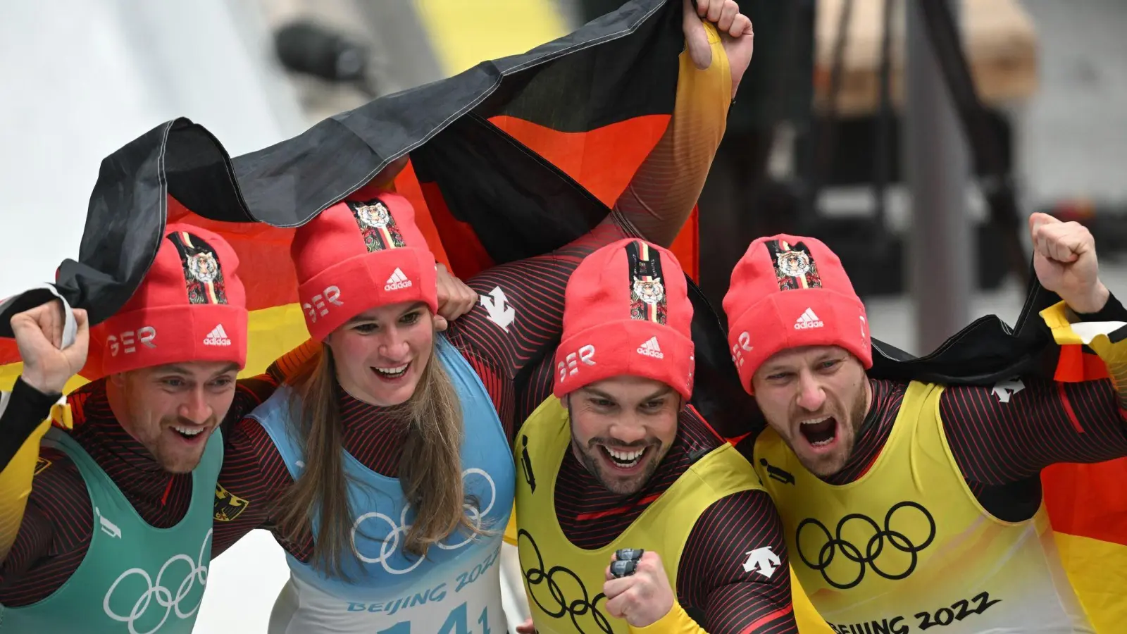 Johannes Ludwig, Natalie Geisenberger, Tobias Wendl und Tobias Arlt jubeln über Team-Gold. (Foto: Robert Michael/dpa-Zentralbild/dpa)