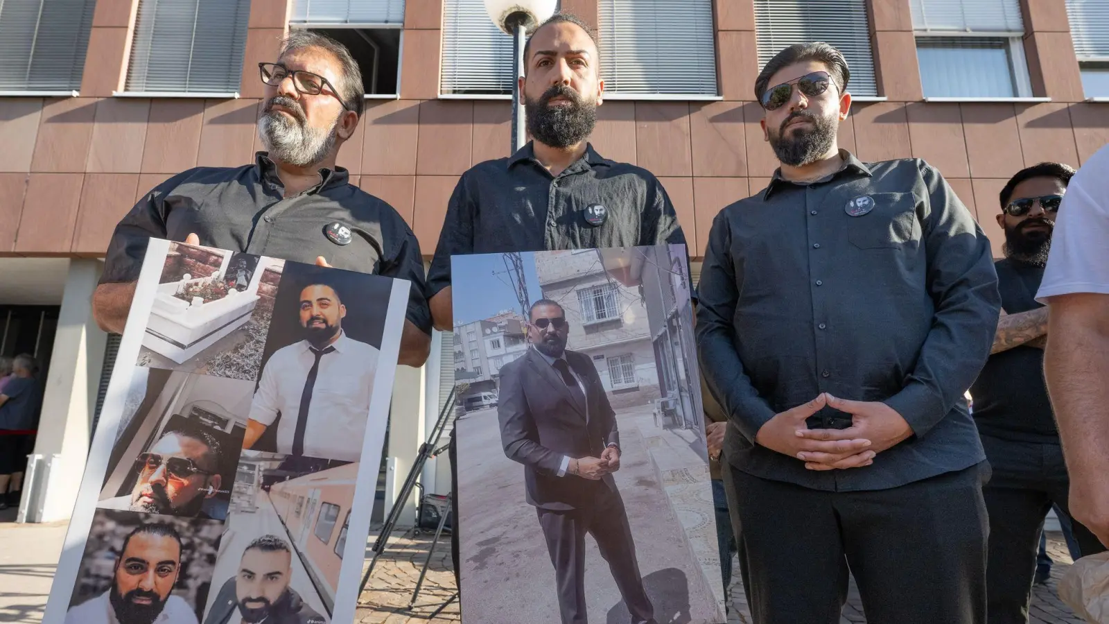 Die Familie des Opfers forderte vor Prozessbeginn „Gerechtigkeit”. (Foto: Boris Roessler/dpa)