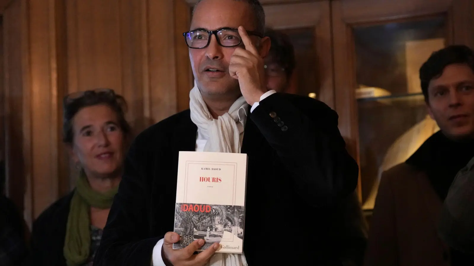 Der algerisch-französische Schriftsteller Kamel Daoud, nachdem er am Montag in Paris im Restaurant Drouant mit dem Prix Goncourt, dem renommiertesten Literaturpreis Frankreichs, ausgezeichnet wurde. (Foto: Aurelien Morissard/AP/dpa)