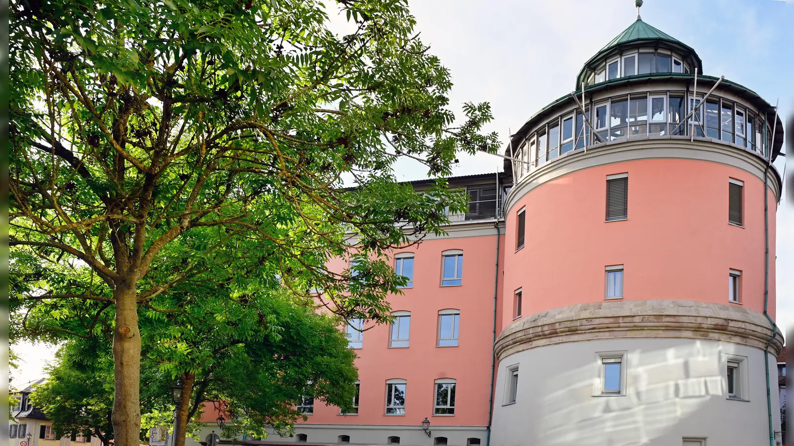 Aufregung am Ansbacher Gymnasium Carolinum: Ein Polizeieinsatz im benachbarten Stadtgraben löste allerlei Spekulationen aus. (Foto: Jim Albright)