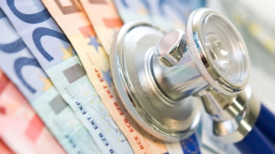 Wer nach einem Unfall im Zusammenhang mit der Arbeit länger oder ganz arbeitsunfähig ist, bekommt von der Unfallversicherung eine Rente. (Foto: Franziska Gabbert/dpa-tmn)