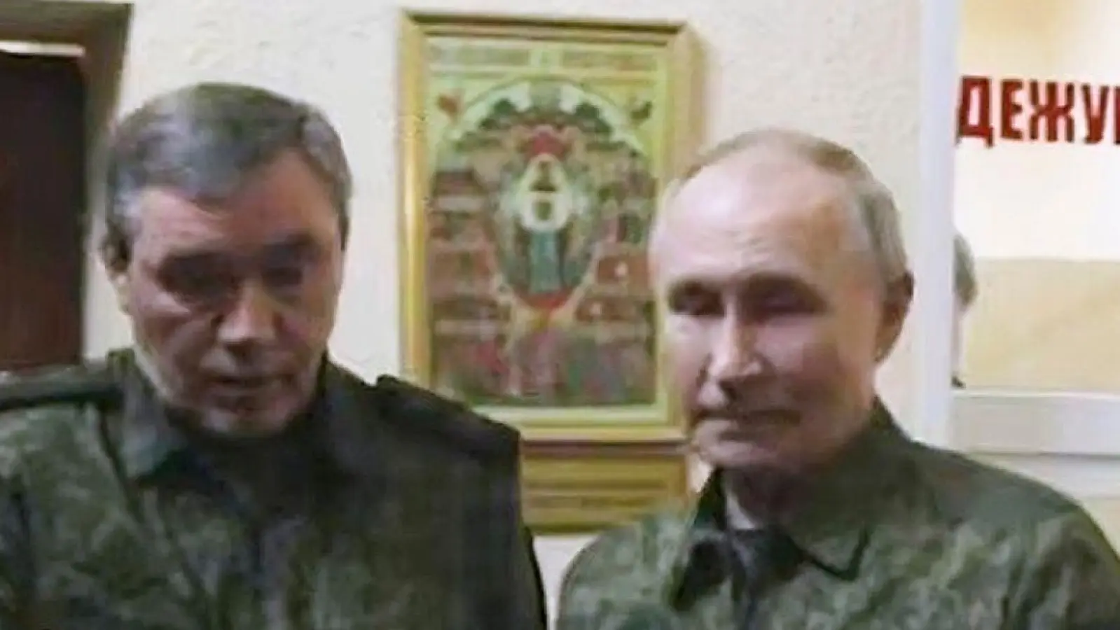 Auf diesem Bild aus einem vom Pressedienst des russischen Präsidenten veröffentlichten Video besucht der russische Präsident Wladimir Putin (r) in Begleitung des russischen Generalstabschefs Waleri Gerassimow das russische Militärhauptquartier in der Region Kursk. (Foto: Uncredited/Russian Presidential Press Service/AP/dpa)