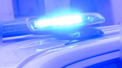 Nach einer Messerattacke auf Polizeibeamte in Ortenburg wurde der Einsatzort abgesperrt. (Symbolbild) (Foto: Julian Stratenschulte/dpa)