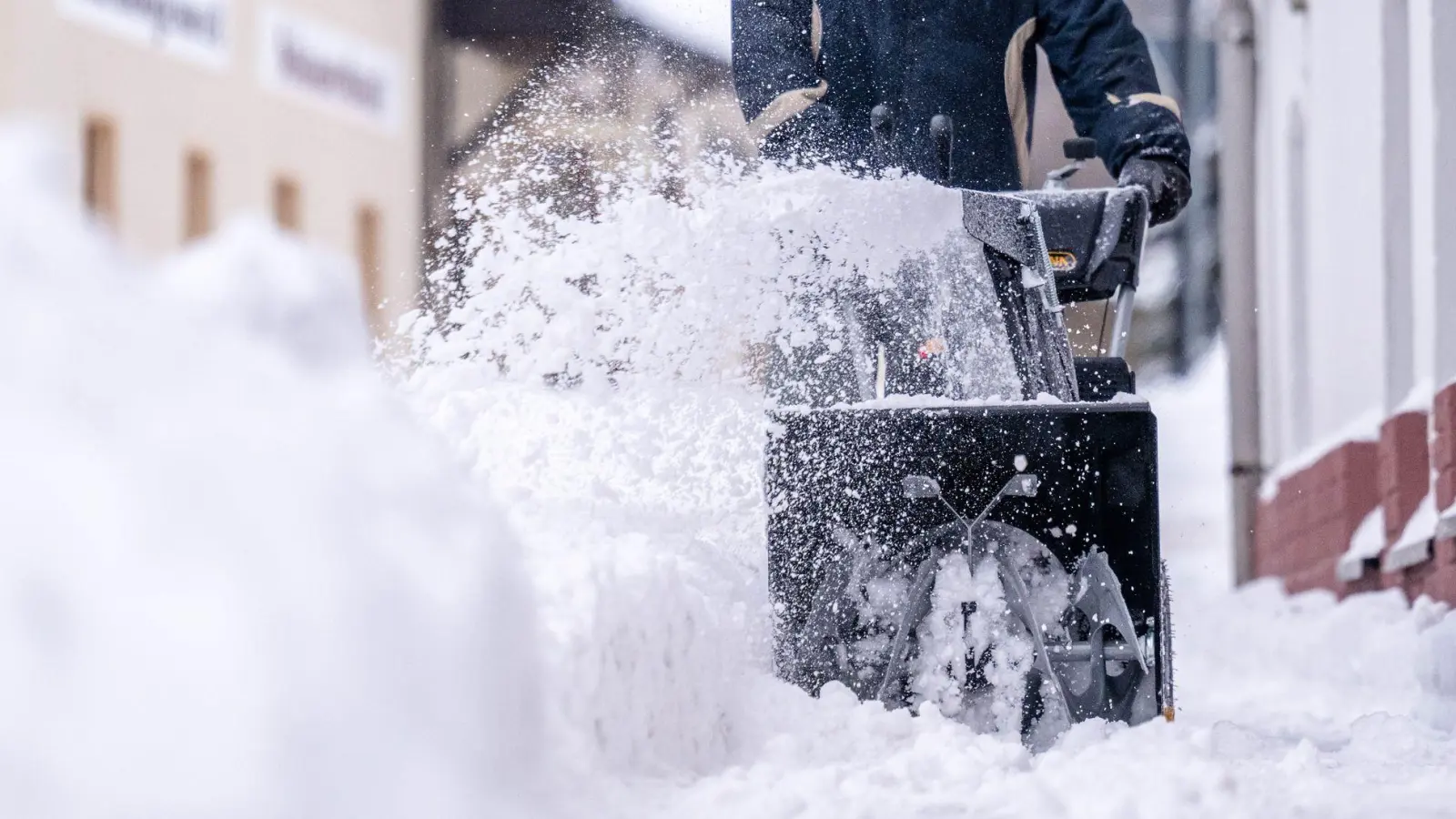 Wer für Winterdienste wie Räumen, Streuen oder Eiszapfen-Beseitigung Dienstleister beauftragt, kann die Kosten dafür regelmäßig von der Steuer absetzen.  (Foto: Kristin Schmidt/dpa-Zentralbild/dpa-tmn)