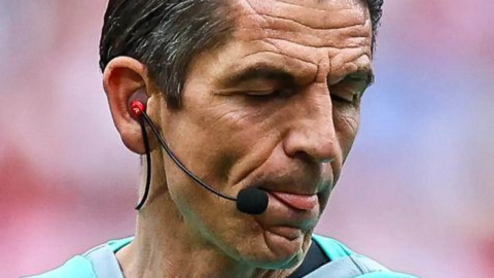 Schiedsrichter Deniz Aytekin: Wie lange nachspielen? (Foto: Jan Woitas/dpa)