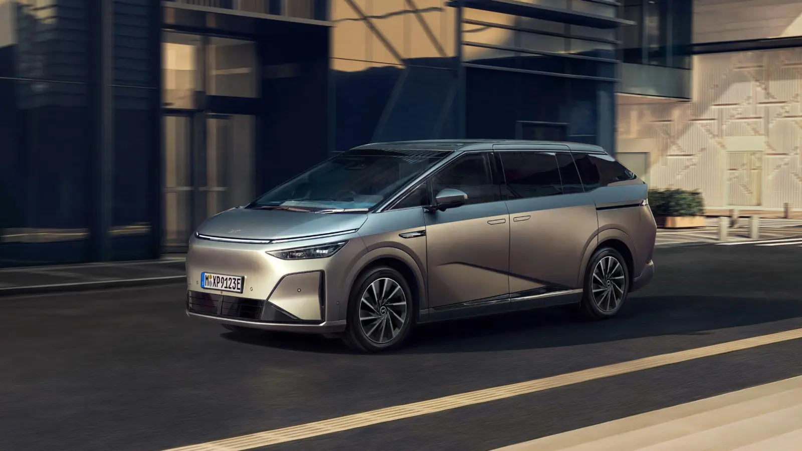 Mit dem X9 liefert Xpeng eine elektrische Großraumlimousine mit schneller Ladetechnik und futuristischem Design.  (Foto: Xpeng/dpa-tmn)