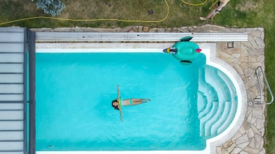 So schön ist der Sommer. Aber Gartenpools stehen in der Kritik, denn sie benötigen viel Wasser. (Foto: Patrick Pleul/dpa/dpa-tmn)