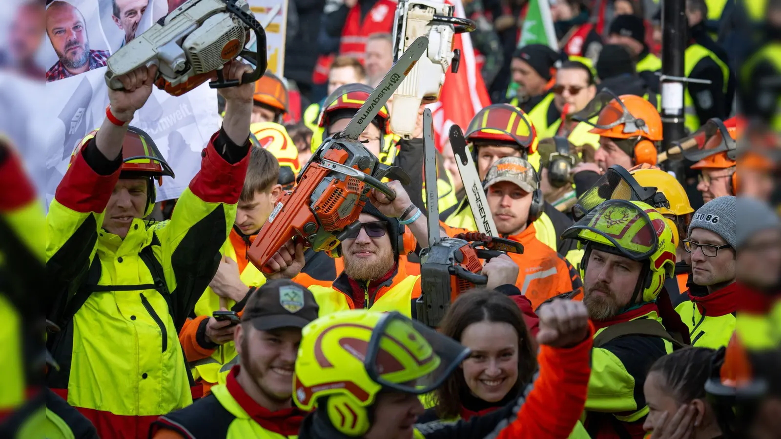 Forstarbeiter demonstrieren in Potsdam mit Kettensägen vor Beginn der dritten Runde der Tarifverhandlungen für den öffentlichen Dienst der Länder. (Foto: Soeren Stache/dpa)