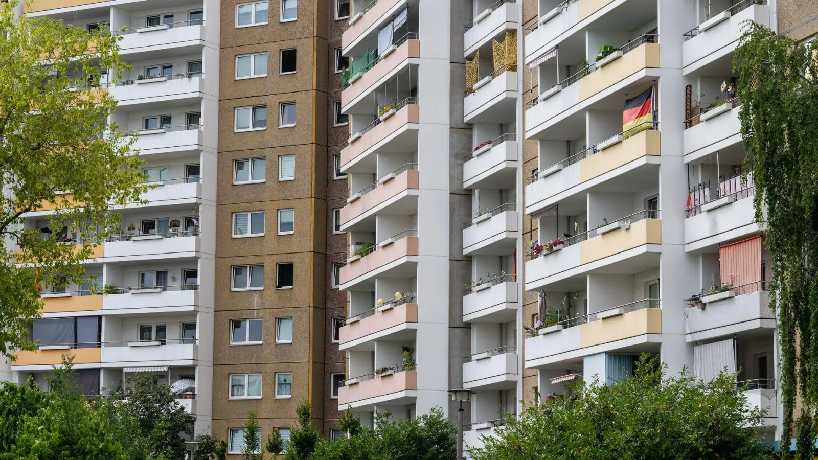 Viele Plattenbauten in der DDR wurden nach demselben Typ gebaut.  (Foto: Soeren Stache/dpa)