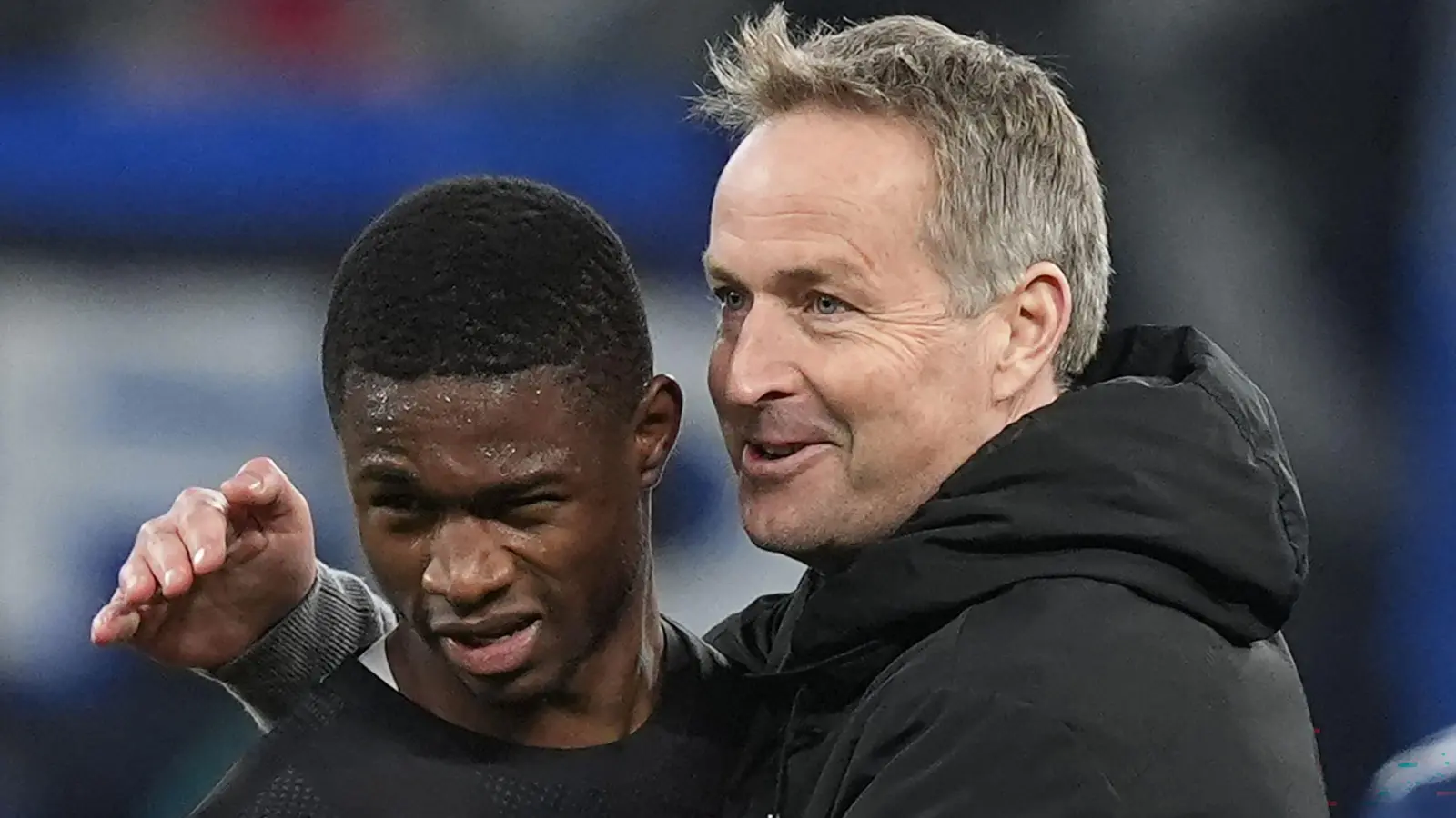 Weil Torjäger Patrik Schick auszufallen droht, setzt Trainer Kasper Hjulmand (rechts) vielleicht wieder auf den erst 19 Jahre alten Mittelstürmer Christian Kofane (links). (Foto: Marcus Brandt/dpa)