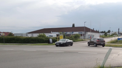 Um die Fläche im Hintergrund, auf der aktuell noch ein anderes Gebäude steht, geht es beim Bebauungsplan-Verfahren Burgerfeld. Vorne ist die Kreuzung zu sehen, deren Ausbau zu einem Kreisverkehr sich Herriedens Stadträte aus Gründen der Verkehrssicherheit wünschen. (Foto: Peter Zumach)