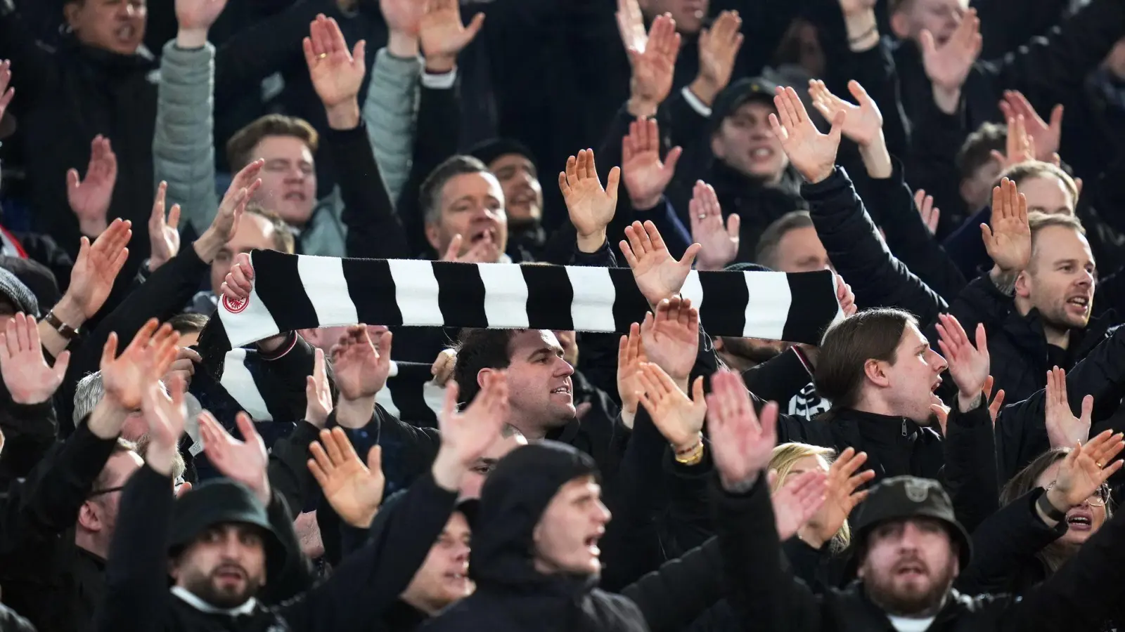 Am Rande des Bundesligaspiels von Eintracht Frankfurt gegen Holstein Kiel sind zwei Fans der Hessen schwer verletzt worden. (Foto: Giuseppe Maffia/dpa)