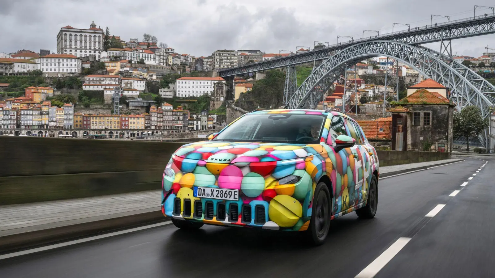 Viele, viele bunte Kugeln: Der Epiq rollt bei unserer Ausfahrt noch im fröhlichen Tarnkostüm.  (Foto: Škoda Auto/dpa-tmn)