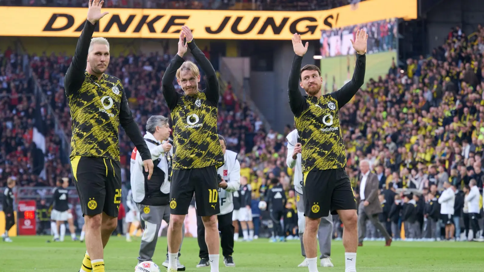 Niklas Süle (l) und Julian Brandt (M) verlassen zum Ende der Saison Borussia Dortmund.  (Foto: Bernd Thissen/dpa)