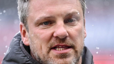 Kölns Trainer Lukas Kwasniok musste nach dem 2:2 in Heidenheim zu einem Fan-Plakat Stellung nehmen. (Foto: Harry Langer/dpa)