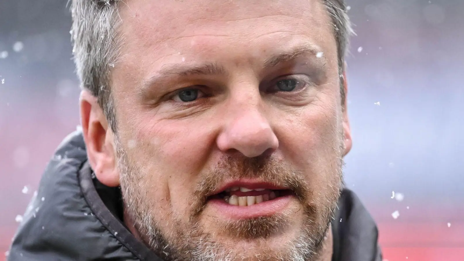 Kölns Trainer Lukas Kwasniok musste nach dem 2:2 in Heidenheim zu einem Fan-Plakat Stellung nehmen. (Foto: Harry Langer/dpa)