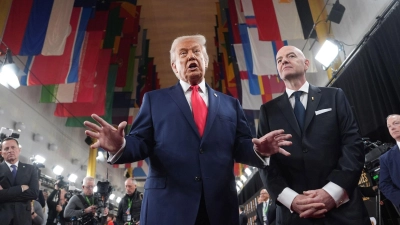 Donald Trump (l) und Gianni Infantino präsentieren sich auf dem roten Teppich. (Foto: Evan Vucci/AP/dpa)