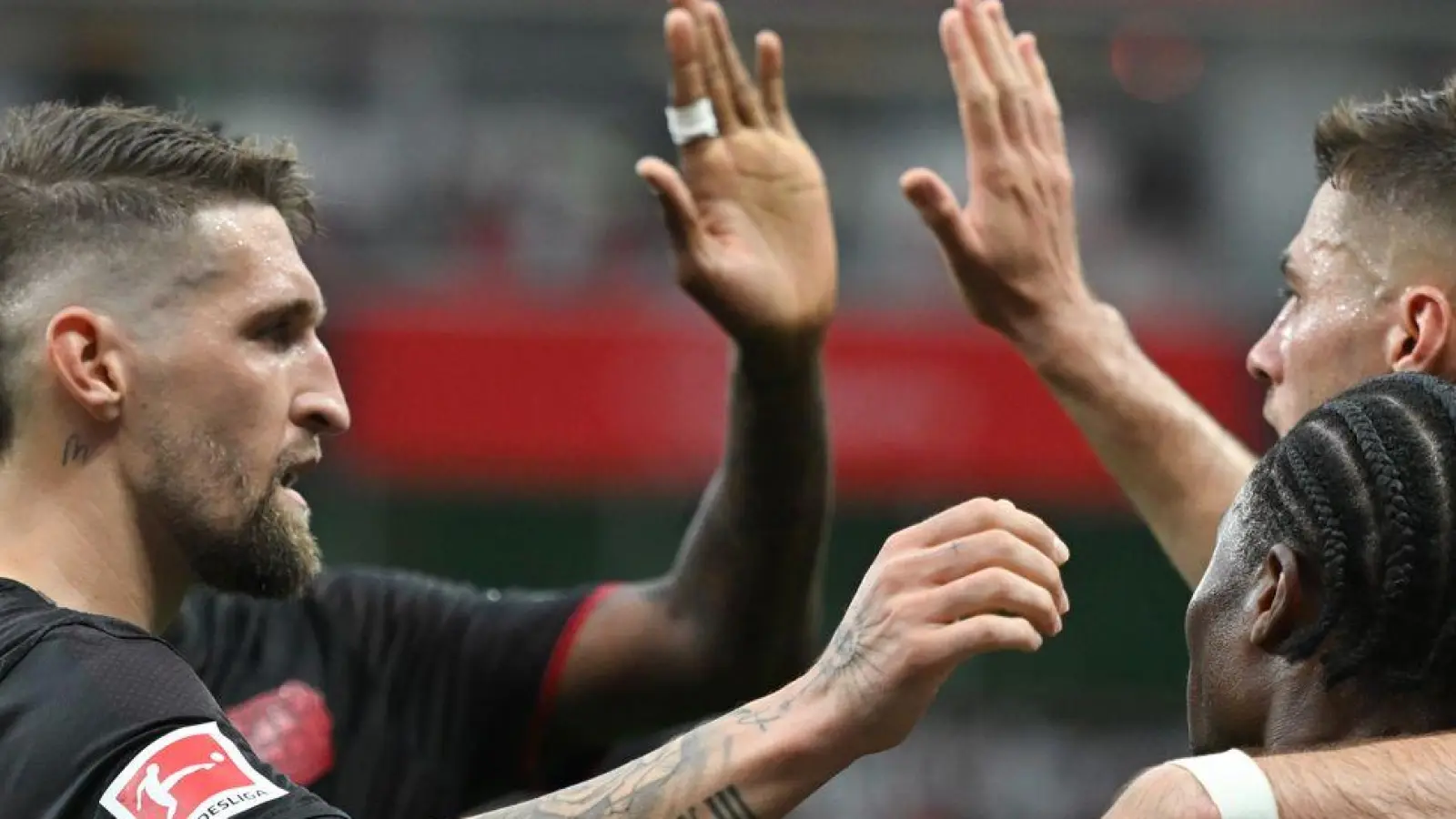 Bayer Leverkusen bejubelte gegen RB Leipzig einen wichtigen Sieg im Kampf um die Champions-League-Teilnahme.  (Foto: Fabian Strauch/dpa)
