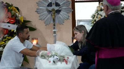 Eltern sitzen während einer Totenwache in Blumenau neben dem Sarg mit den sterblichen Überresten ihrer siebenjährigen Tochter, die in der Kinderkrippe getötet wurde. (Foto: Andre Penner/AP)