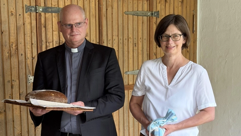 Mit Brot und Salz wie es guter Brauch ist, empfingen die Mitglieder des Schenifelder Kirchenvorstands Martin Fromm als neuen evangelischen Pfarrer für die Steigerwaldgemeinde.  (Foto: Hans-Jochen Teufel)