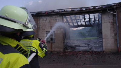 Die Einsatzkräfte der Feuerwehren haben den Brand rasch unter Kontrolle gebracht. Das hat auch deshalb so gut funktioniert, weil die Wehren Hand in Hand gearbeitet haben. (Foto: Tizian Gerbing)