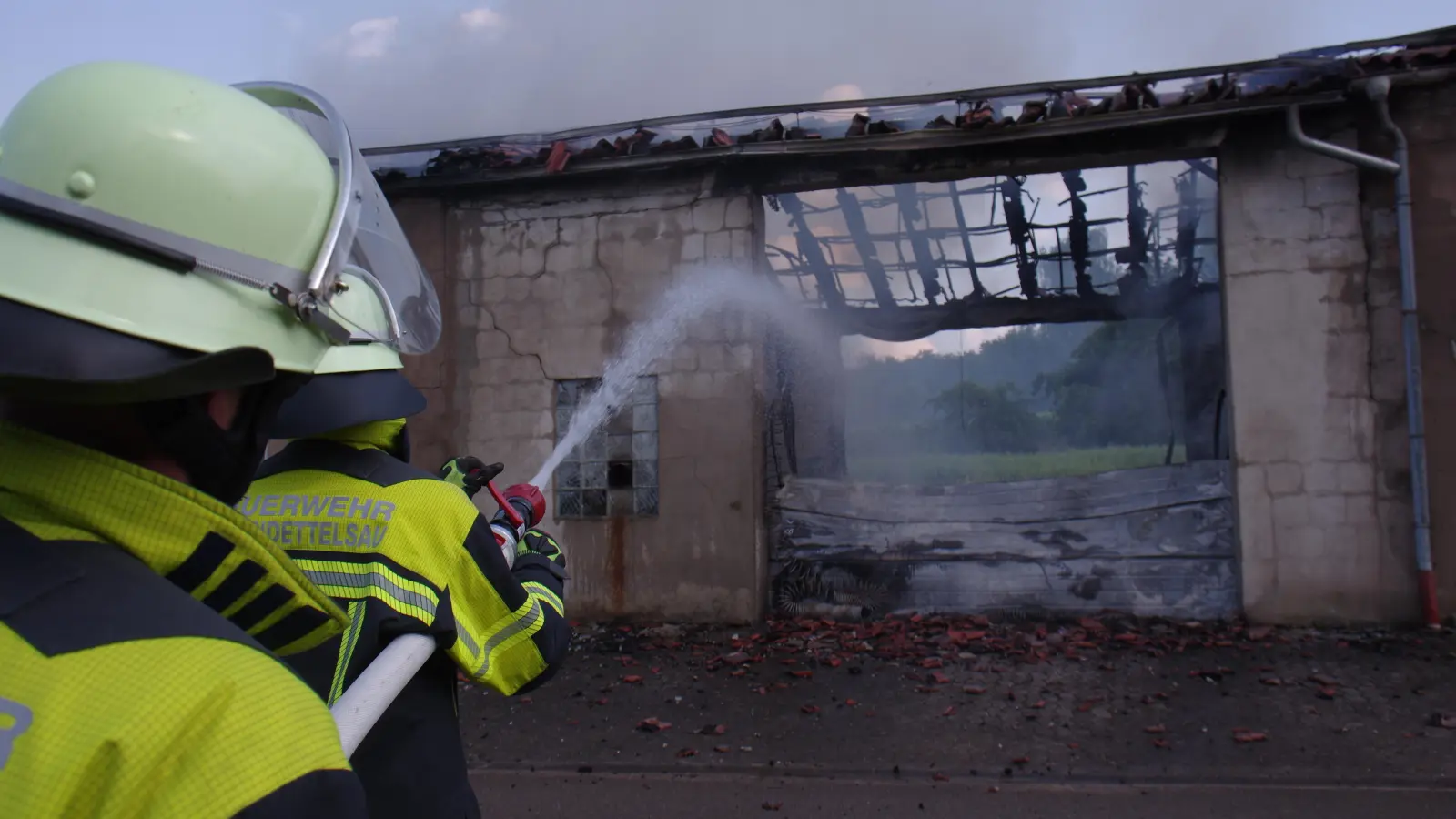 Die Einsatzkräfte der Feuerwehren haben den Brand rasch unter Kontrolle gebracht. Das hat auch deshalb so gut funktioniert, weil die Wehren Hand in Hand gearbeitet haben. (Foto: Tizian Gerbing)