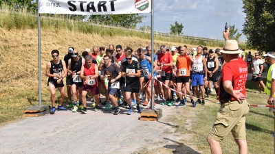 Der Start zum 8. Petersberglauf, vorne links ist der spätere Sieger Georg Grosch, vorne rechts der Drittplatzierte Jakob Grottentaler vom SSV Egenhausen. (Foto: Jörg Behrendt)