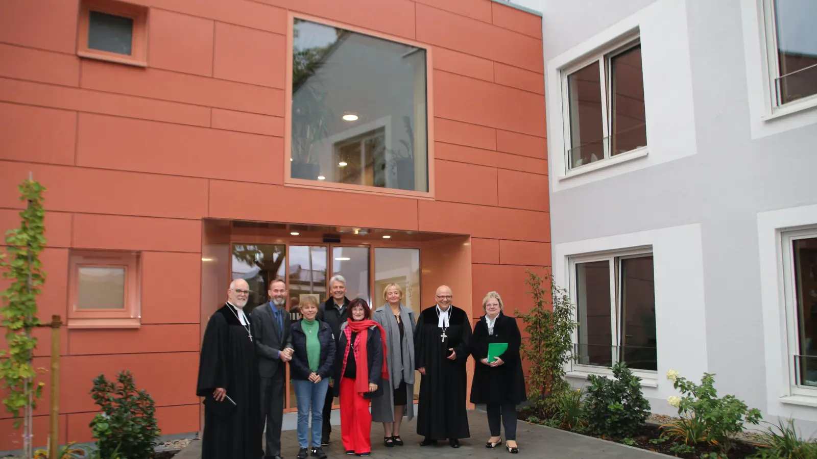 Freuten sich gestern Nachmittag über den erfolgreichen Abschluss eines nicht ganz einfachen Projekts (von links): Dekan Uland Spahlinger, OB Dr. Christoph Hammer, Bürgermeisterin Nora Engelhard, René Reinelt (Diakoneo), Bezirkstags-Vizepräsidentin Christa Naaß, Roswitha Fingerhut, Dr. Mathias Hartmann (beide Diakoneo) und Architektin Michaela Bittner. (Foto: Martina Haas)