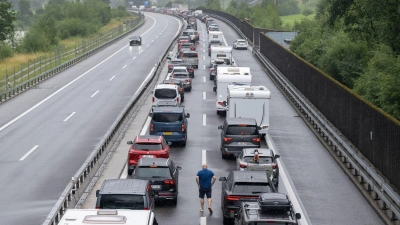 Auf der Autobahn A2 in Richtung Süden staut sich der Gotthard-Ferienreiseverkehr. (Foto: Urs Flueeler/KEYSTONE/dpa)