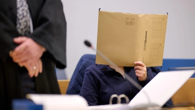 Die Anklage wirft einer Mutter vor, ihre Tochter jahrelang im Sauerland versteckt und isoliert zu haben. Nun wird das Urteil erwartet. (Archivbild)  (Foto: Bernd Thissen/dpa)