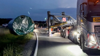 Das tonnenschwere Bauteil muss mit einem Spezialkran geborgen werden.  (Foto: Felix Besold/NEWS5/dpa)