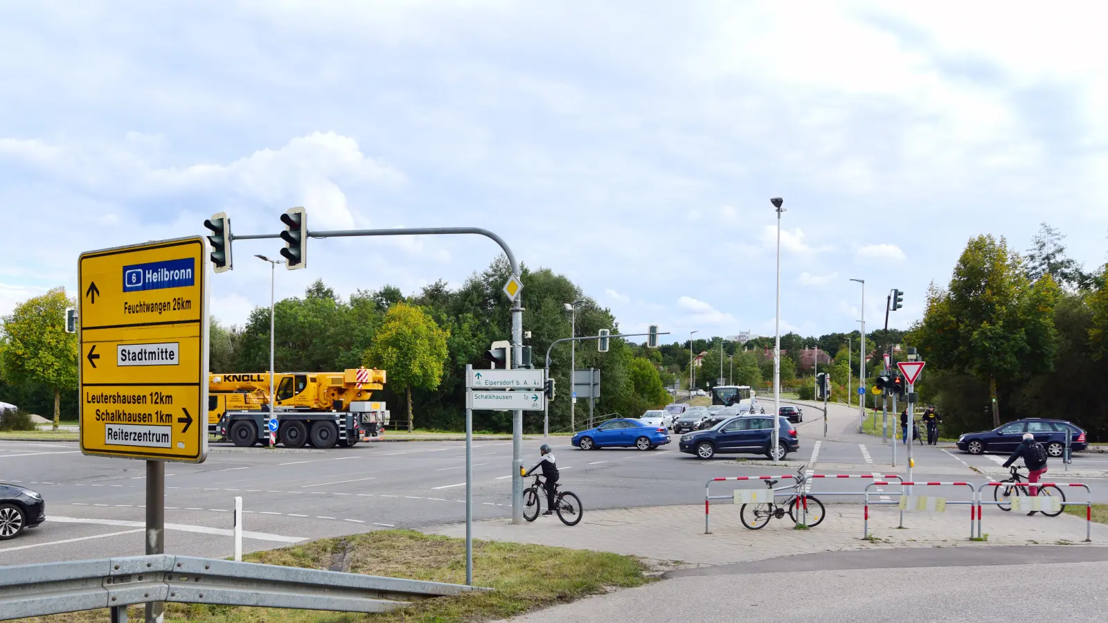 Fünf Fahrzeuge können aktuell auf der Rechtsabbiegespur nach Schalkhausen stehen. Nach der Verlängerung soll sich diese Anzahl verdoppeln. (Archivfoto: Jim Albright)