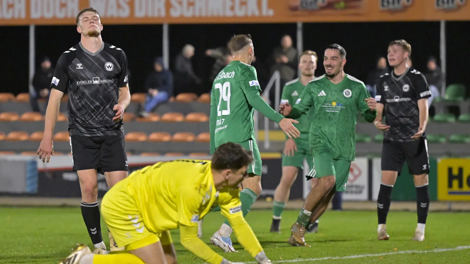 Perfekte Zusammenarbeit: Tarkan Ücüncü (Zweiter von rechts) freut sich mit Riko Manz über das zweite Ansbacher Tor. Bei Burghausen herrscht Frust. (Foto: Martin Rügner)