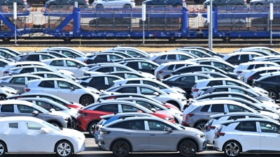 Deutsche Autobauer investieren mittlerweile überwiegend im Ausland. (Archivbild) (Foto: Hendrik Schmidt/dpa)