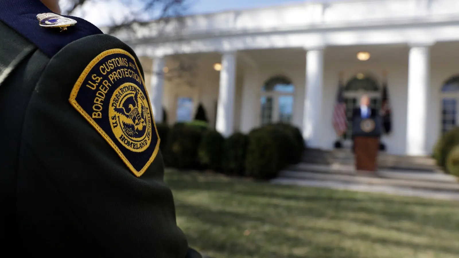 Nach dem ungeklärten Tod eines Migranten in Buffalo sieht sich das Heimatschutzministerium erneuter Kritik ausgesetzt. (Foto: Evan Vucci/AP/dpa)