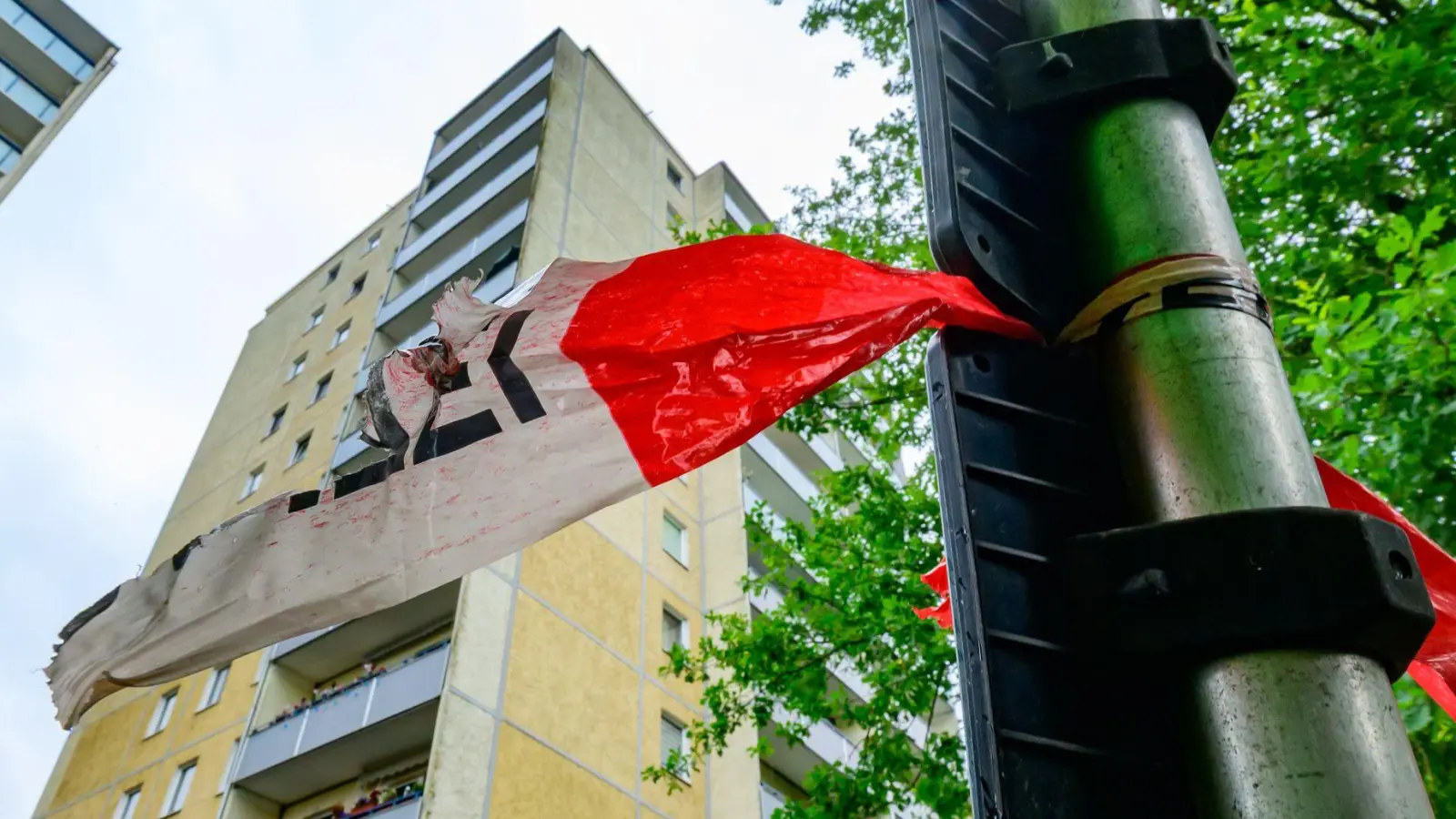 Am Morgen nach dem Sturz hängt noch Absperrband der Polizei an einem Mast. (Foto: Patrick Pleul/dpa)