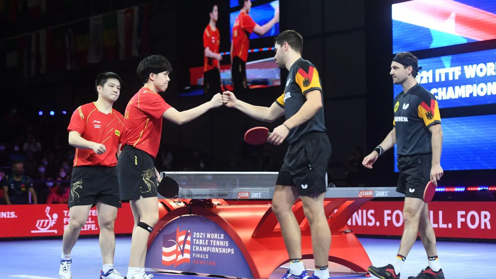 Wang Chuqin (2.v.l.) und Fan Zhendong (l) reagieren mit Patrick Franziska (2.v.r.) und Timo Boll nach dem Spiel. (Foto: Wu Xiaoling/XinHua/dpa)