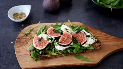 Das Butterbrot wird zunächst in der Pfanne knusprig angebraten. Belegt mit Rucola, Burrata und Feigen wird es zum Bauernbrot.  (Foto: Julia Uehren/loeffelgenuss.de/dpa-tmn)